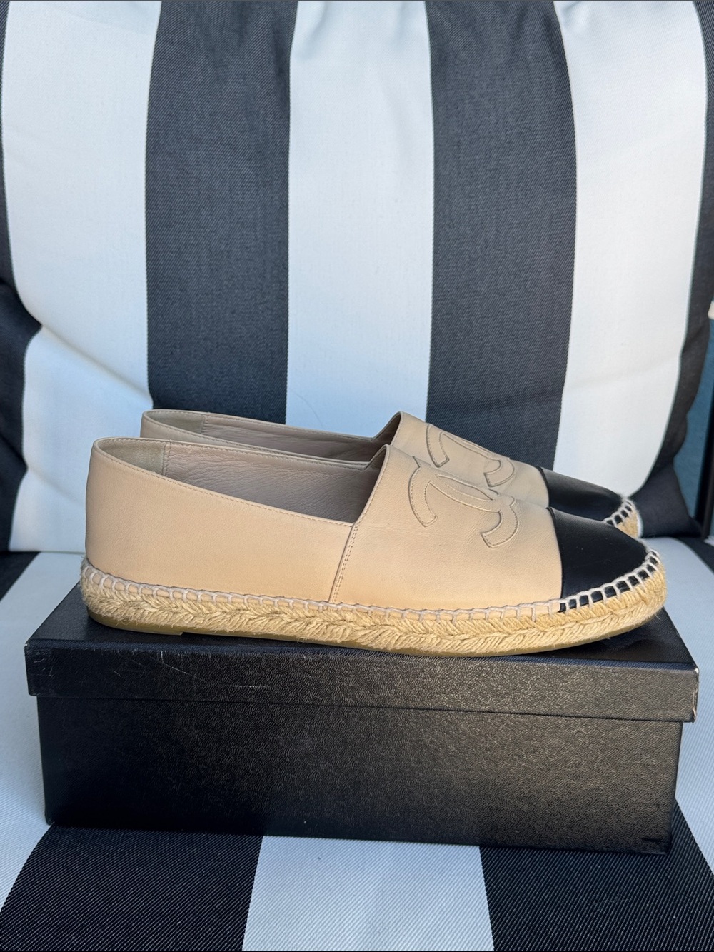 CHANEL Beige Leather Espadrilles with Black Toe Cap (pre-loved: very good) - Picture 5 of 10